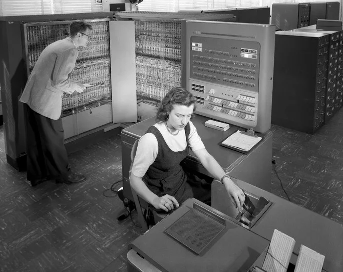 Los programadores trabajan en el IBM T04 en 1957