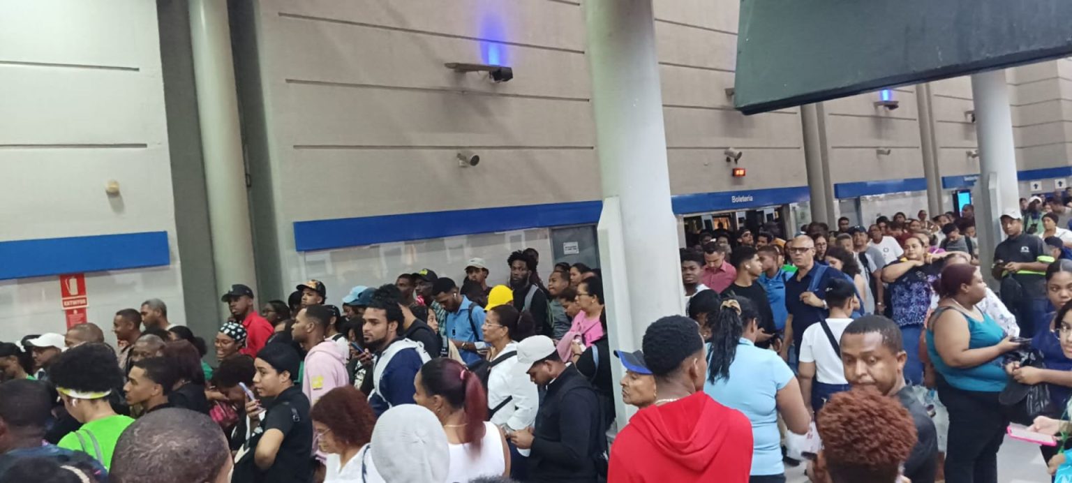 Apagón paraliza el Metro y deja a cientos de pasajeros varados en ...