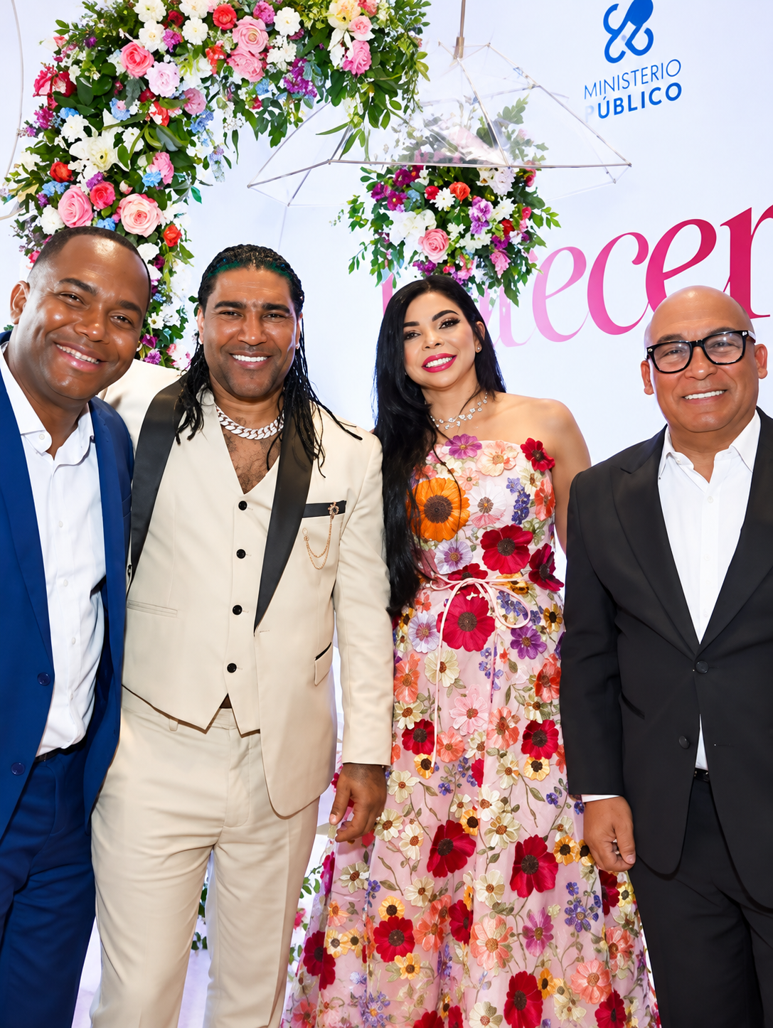 Foto grupal en evento floral elegante