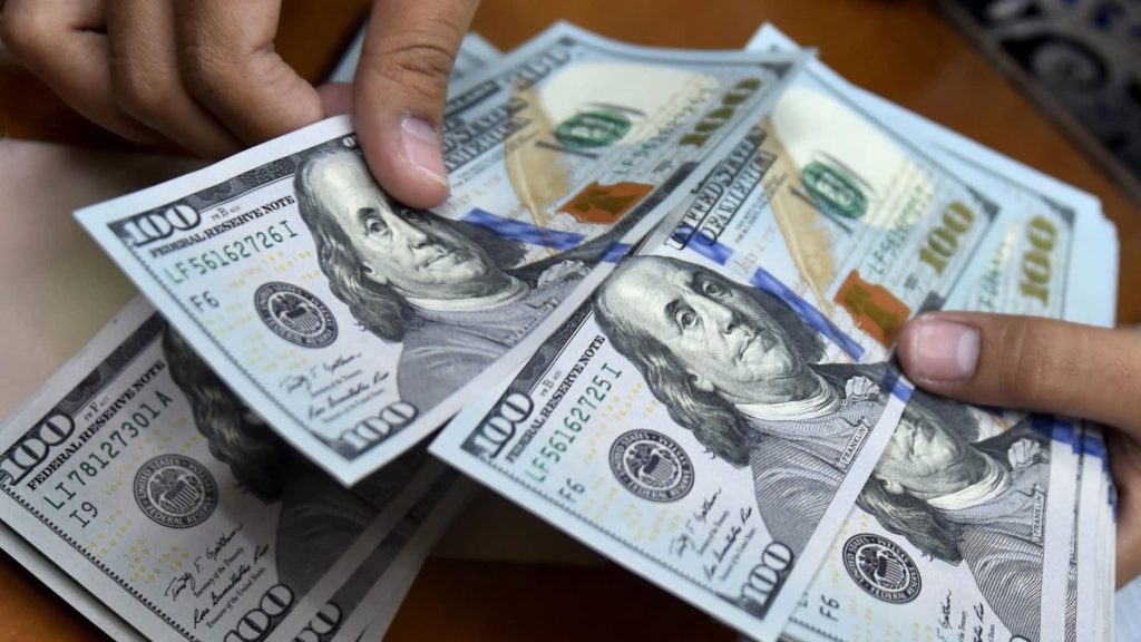 Billetes de dólares estadounidenses utilizados para ilustrar la tasa de cambio del dólar en República Dominicana.